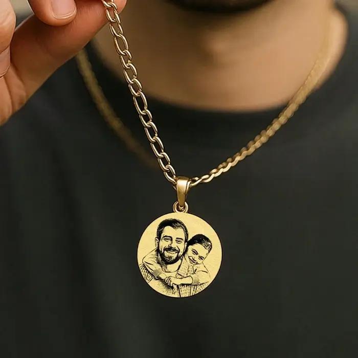 Collier personnalisé avec chaîne Figaro et pendentif gravé au laser pour couple, cadeau d'anniversaire et occasions spéciales