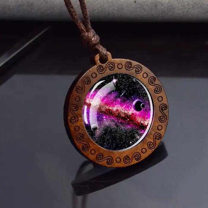 Collier Planète Galaxie Spirale, Pendentif en Bois, Chaîne en Corde, Bijou Spatial Nébuleuse, Cadeau d'Astronomie