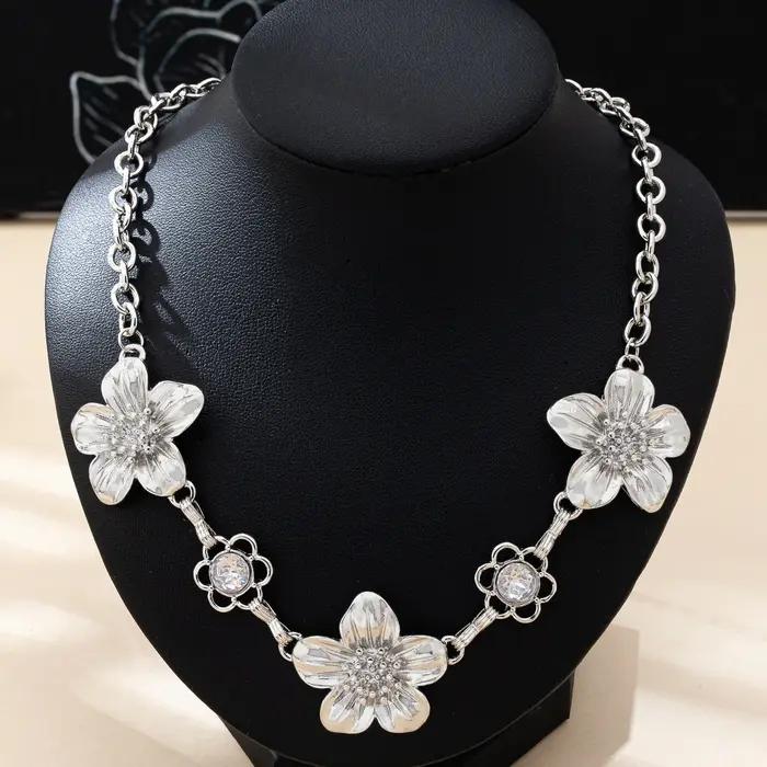 Collier simple pour femme avec fleur brillante