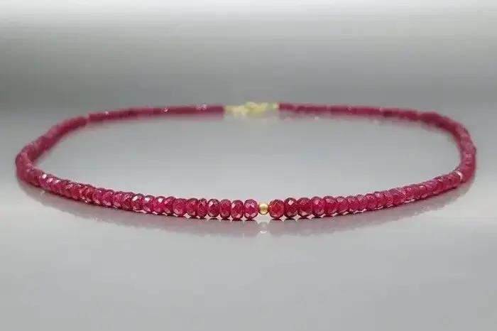 Collier de perles rondes à facettes en rubis rouge naturel (4-2 mm)