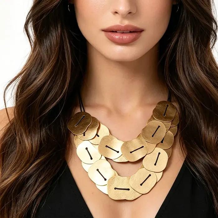 Collier artisanal contemporain en or avec disque