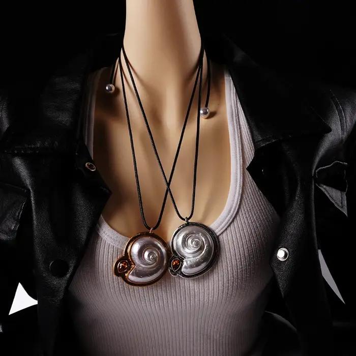 Grand Collier Conque Blanc, Pull-Over