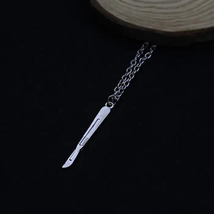 Collier pendentif scalpel en argent