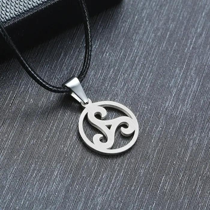 Triskelion Triple pendentif spirale Triskele collier en acier inoxydable Bbc Renaissance unisexe bijoux
