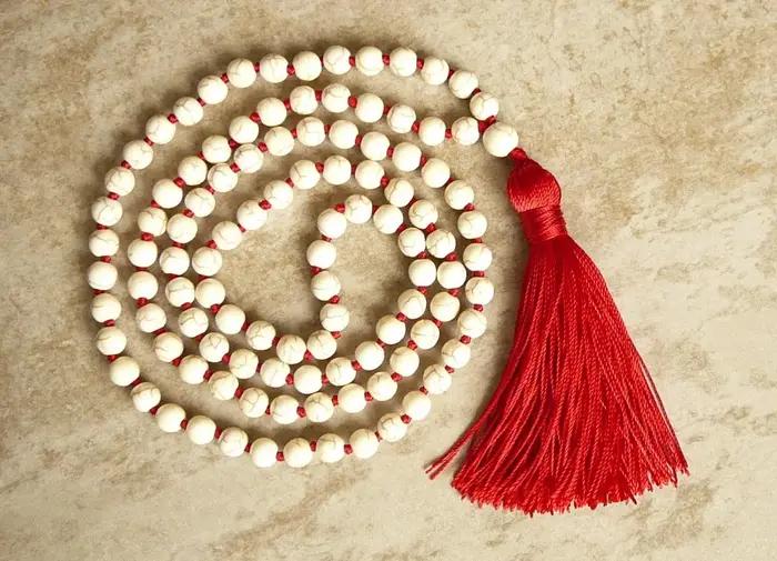 Howlite Mala perle collier noué à la main 108