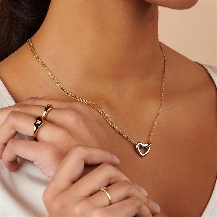 Collier avec pendentif cœur en acier inoxydable couleur or jaune clair avec pierres précieuses artificielles pour femme style mode élégant