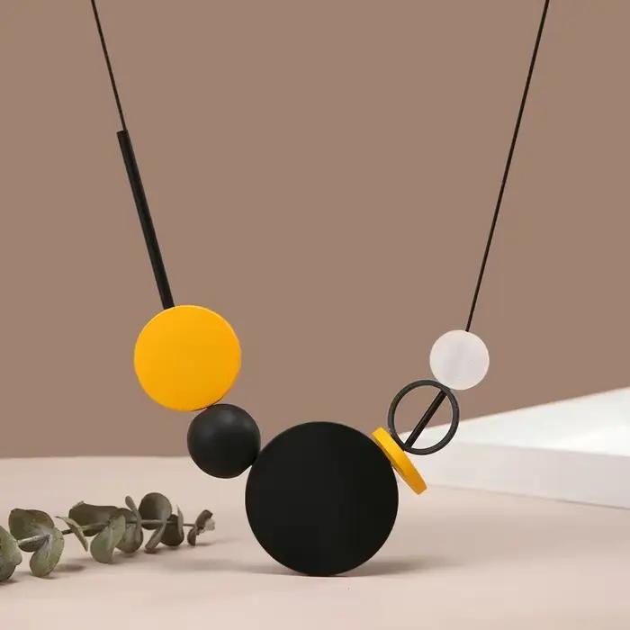 Collier pendentif en tranches rondes en bois noir naturel fait à la main pour femmes, colliers bavoi