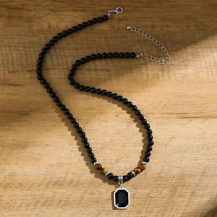Collier de perles noires avec pendentif carré pour hommes