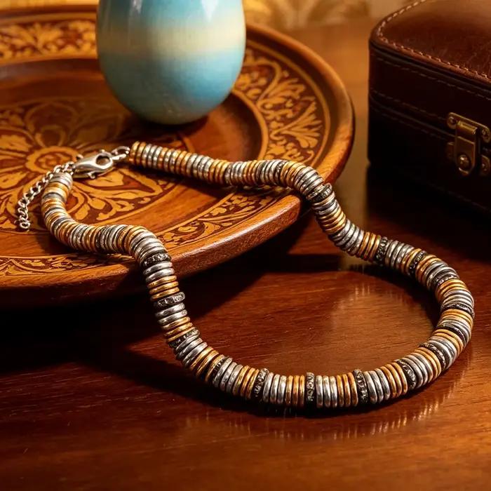 Collier contemporain en métal mélangé à disques superposés, ton or et argent, avec cristaux étincela