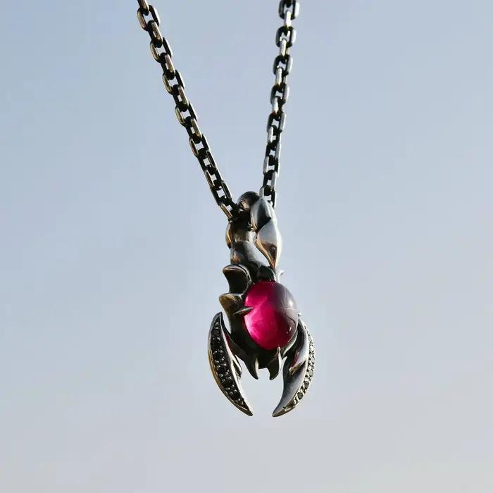 Collier avec pendentif scorpion en cristal rouge et diamants noirs