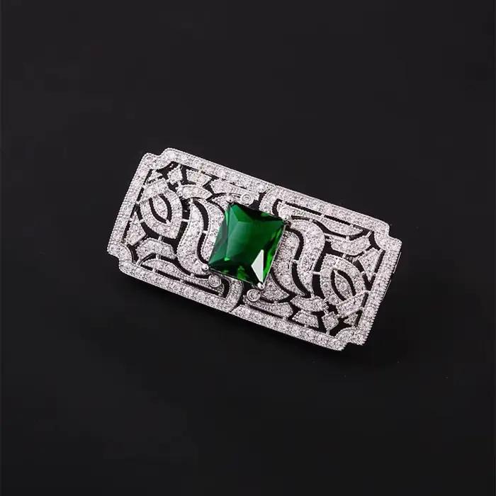Broche carrée sculptée creuse pour femmes