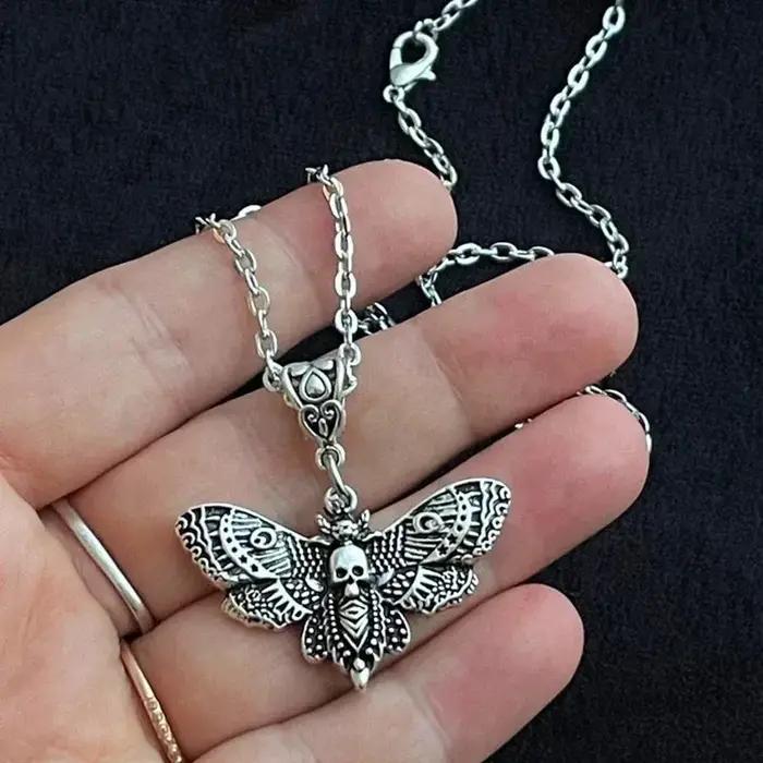 Collier pendentif Death Moth néo-gothique zinc bleu chaîne de maillons 25mm pour femmes et hommes occasions spéciales goth rock emo