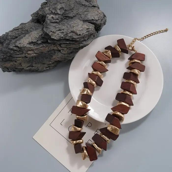 Collier ras du cou en bois et or (Luxueux et naturel) – Bijou audacieux idéal pour les brunches et les tenues élégantes