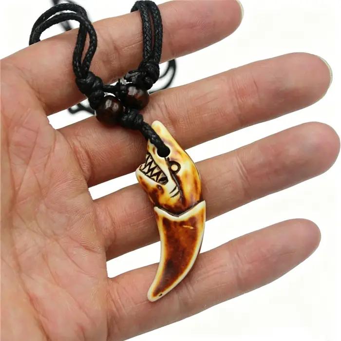 Collier pendentif en résine en forme de dent de requin pour hommes et femmes