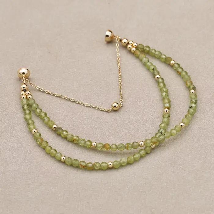 Bracelet de perles bohème simple et élégant double couche de perles de cristal olivine avec fermoir aimant pour femmes occasions spéciales