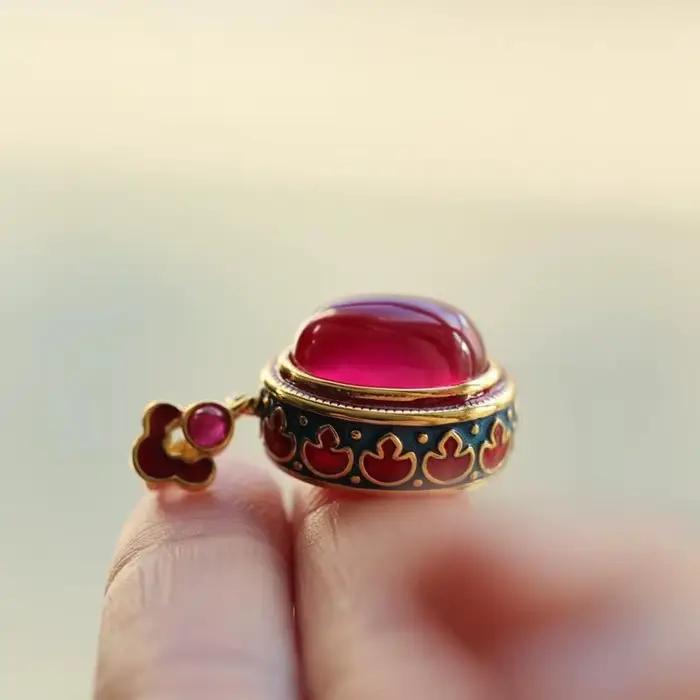 Pendentif nuages de bon augure en émail Vintage