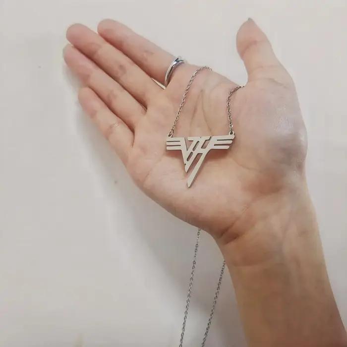 VH Charm Eddie Pendentif en acier inoxydable plaqué or 18 carats Van Halen Logo Mena Collier 1980 Classique EVH Rock Bnd Cadeau pour femme