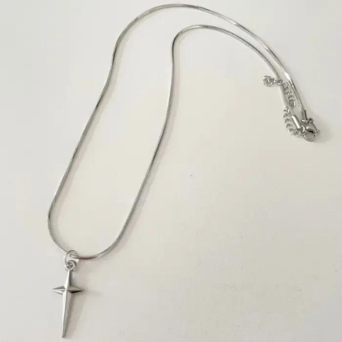 Collier élégant avec pendentif étoile croix