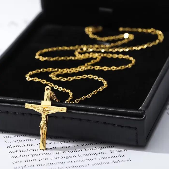 Collier croix de Jésus modern style or jaune clair pour femmes et hommes bijou de foi spiritualité occasions religieuses