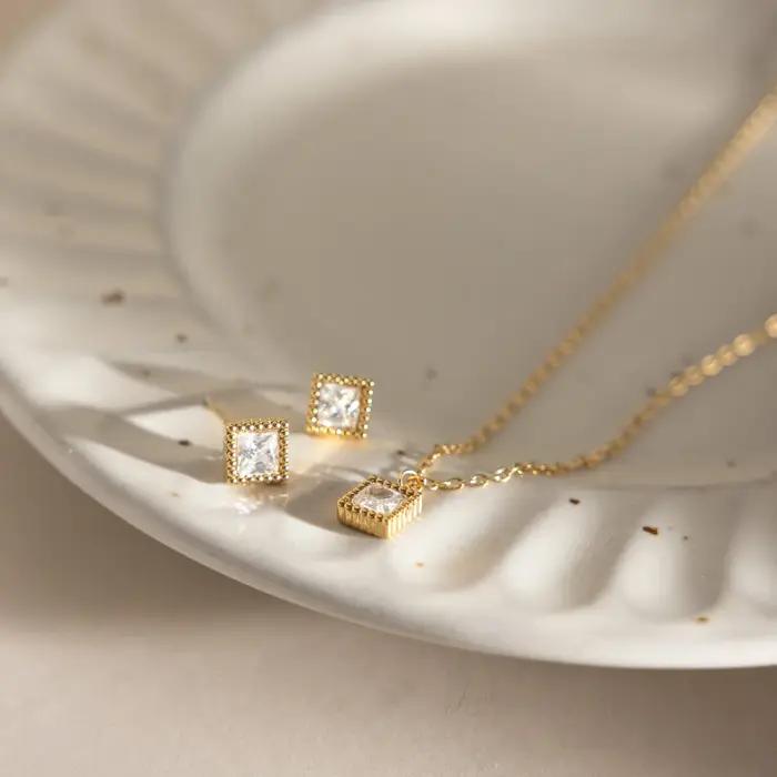 Ensemble collier et boucles d'oreilles Zora Exquisite en acier inoxydable plaqué or 18 carats pour femmes