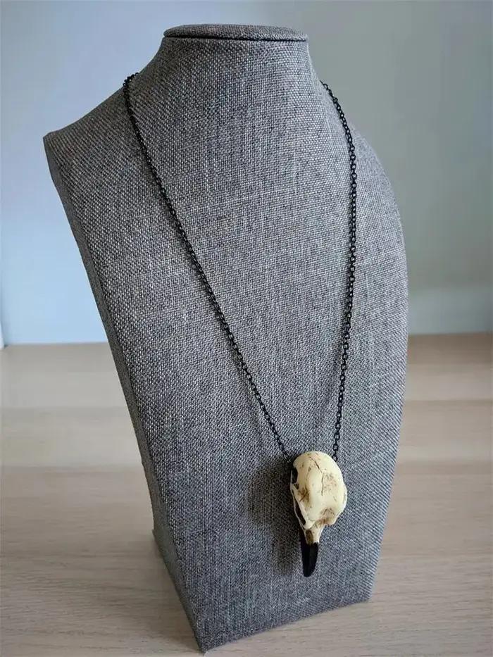 Collier crâne de corbeau