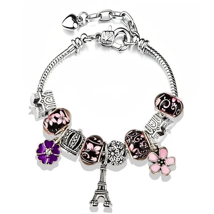 Bracelet à breloques Tour Eiffel de Paris en argent plaqué antique, avec couronne de fleurs roses pe