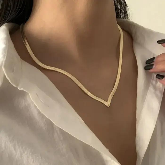 Chaîne serpent plate ras du cou en métal à chevrons pour femmes