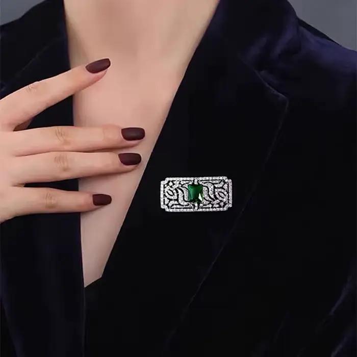 Broche carrée sculptée creuse pour femmes