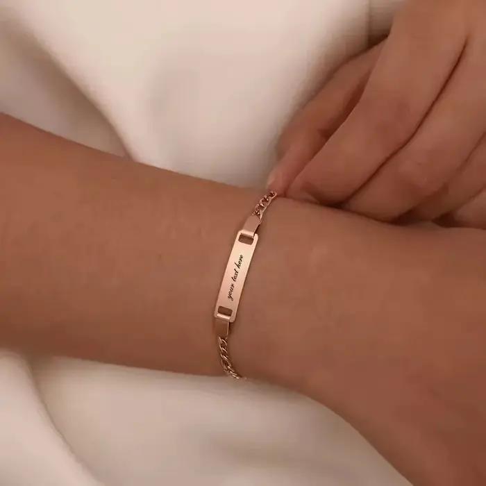 Bracelet à maillons en acier inoxydable plaqué or avec nom et texte personnalisés