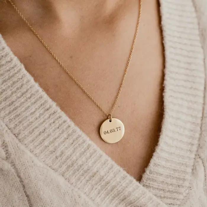 Collier pendentif rond en acier inoxydable avec noms gravés personnalisés, texte inclus gratuit avec chaîne, cadeau pour les amoureux