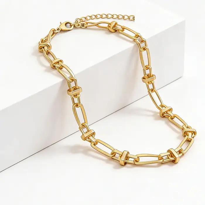 Collier chaîne à maillons dorés (style sculptural moderne) – Bijou tendance parfait pour les brunches