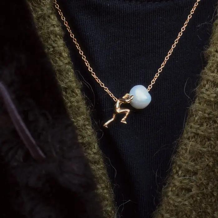 Nouvel Arrivage Collier pour Femme avec Pendentif Perle Motif Petite Figurine en Action