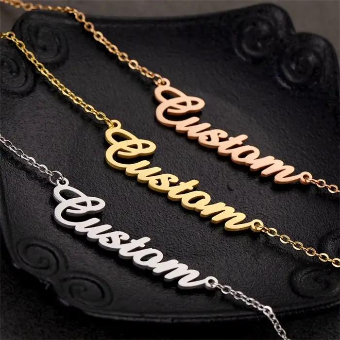 Collier personnalisé en acier inoxydable avec nom doré pour femmes et hommes, bijoux avec plaque signalétique personnalisée, pendentif lettre à la mode, cadeau