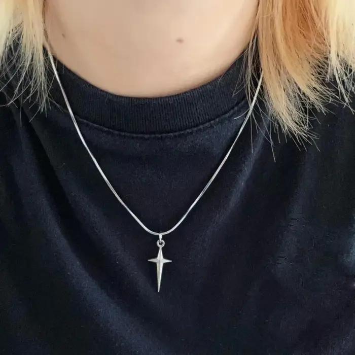 Collier élégant avec pendentif étoile croix
