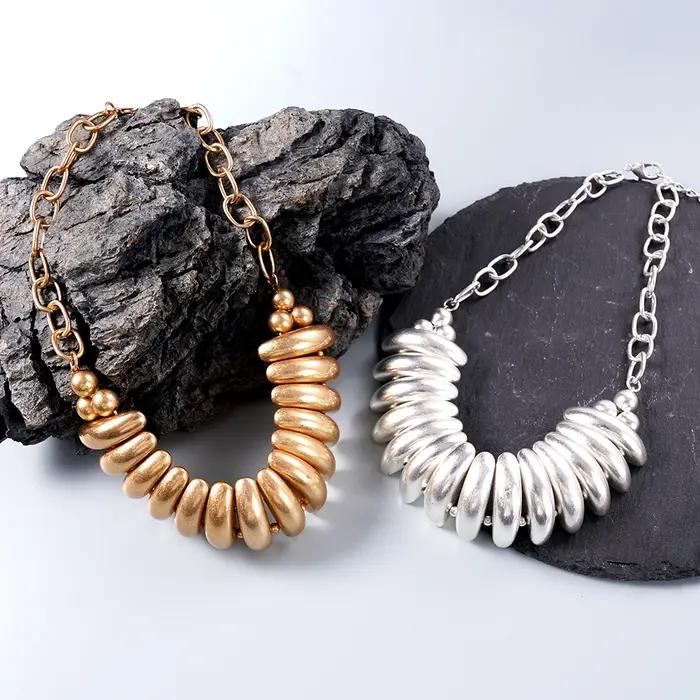 Collier bavoir épais en or avec maillons ovales audacieux bijou fantaisie tendance et élégant pour femmes occasions spéciales anniversaire saint-valentin
