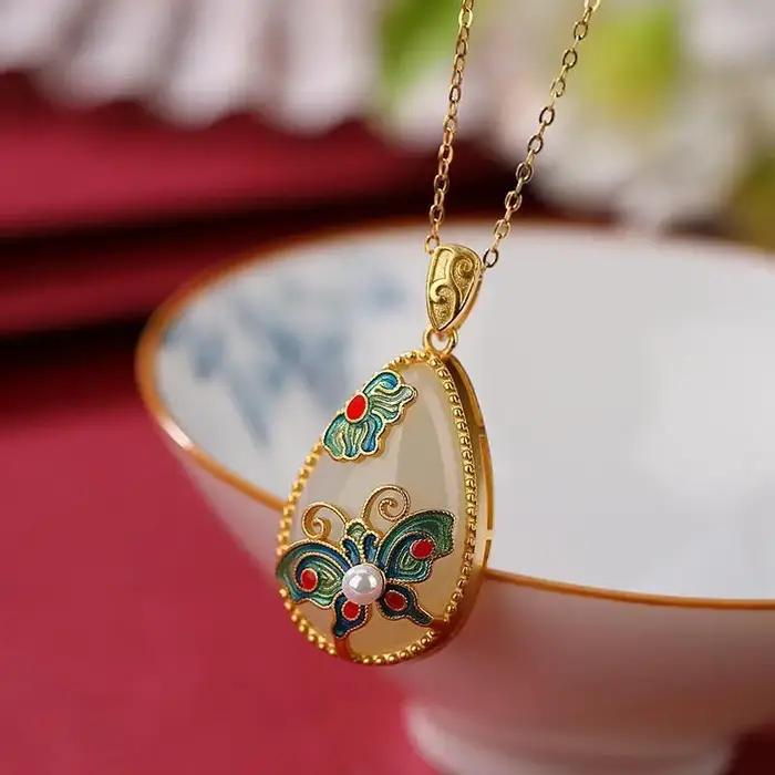 Collier pendentif en forme de goutte d'eau en jade blanc, style chinois, avec papillon en émail cloisonné porte-bonheur, plaqué or, bijou de la fortune pour femme