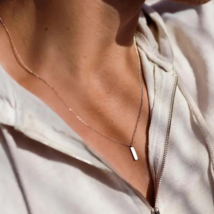 Pendentif Carré Minimaliste en Acier Inoxydable Plaqué Or 18 Carats Collier Mode pour Hommes Occasions Spéciales Élégant à Offrir